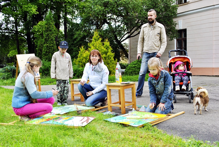 Zvirgzdu ģimenē zīmē visi. Vecāki Māra un Raimonds priecājas par bērniem, kuri ar gleznošanu attīsta domāšanu un radošumu.
Autors: Artūrs Dulbe