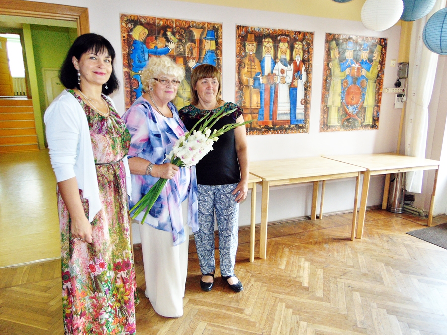 Keramiķe Helga Ingeborga Melnbārde (vidū) ieradusies Īslīces kultūras namā, lai aplūkotu savu pirms 45 gadiem darināto diplomdarbu. Kopā ar viņu Aiga Baltalksne (no kreisās) un Rasma Trubača.
Autors: Vilnis Auzāns