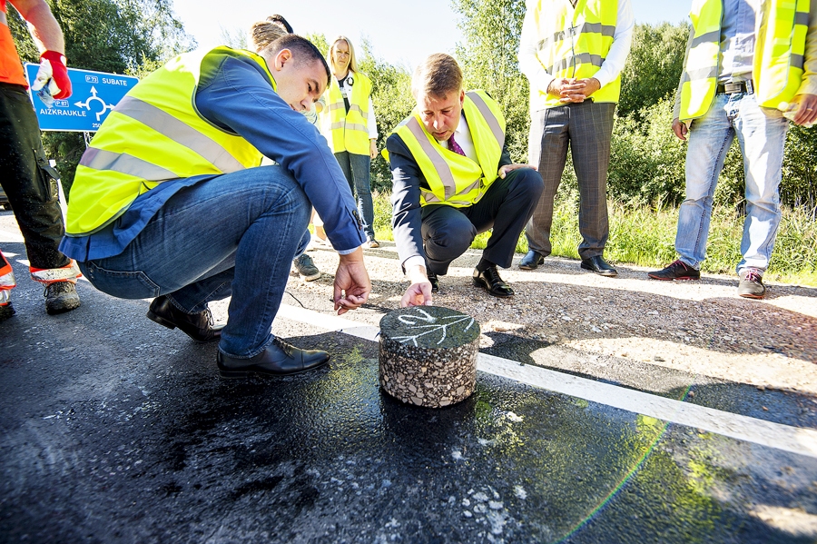 Paraugu ņemšanā uz atjaunotā ceļa Vecumnieki–Nereta piedalās satiksmes ministrs Uldis Augulis (centrā). 