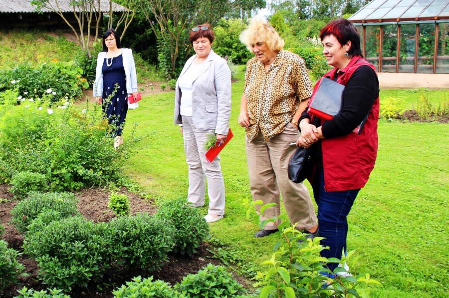 «Lakstīgalu» mājas pagalmā. Lauku sētu ārpus apdzīvotām vietām vērtēšanas komisija viesojas Janīnas Ezītes mājā «Lakstīgalas». Vita Rozēna (pirmā no labās), mājas saimniece Janīna Ezīte, komisijas priekšsēdētāja Inta Klīve un iepriekšējā gada galvenās balvas ieguvēja grupā «Lauku sētas ārpus apdzīvotām vietām» – mājas «Stari» saimniece Antra Zelmene.
Autors: Kristīne Kociņa