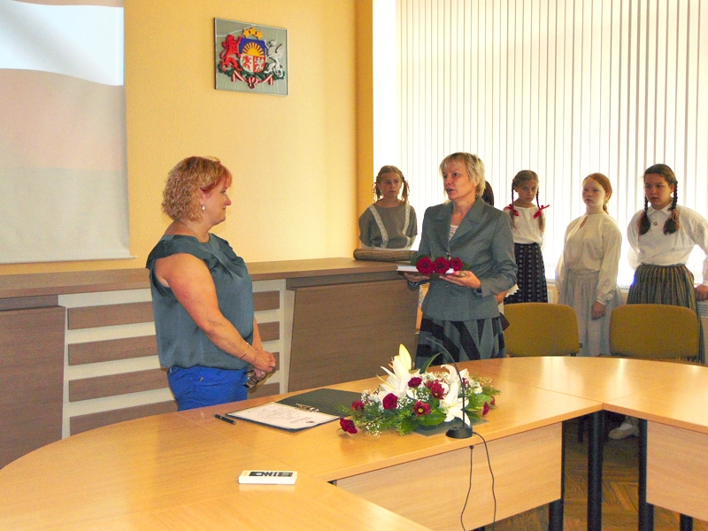 Jauno Latvijas Republikas pilsoni Irinu Mārtiņkristi sveic Pilsonības un migrācijas lietu pārvaldes Bauskas nodaļas vadītāja Ilona Ķepale.
Autors: Vilnis Auzāns