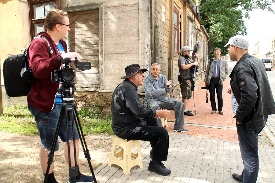 Izraēlas televīzijas producents Boriss Movsirs (otrais no kreisās) plāno uzņemšanas grupas darbu kopā ar Aigaru Urtānu (no labās).
Autors: Uldis Varnevičs