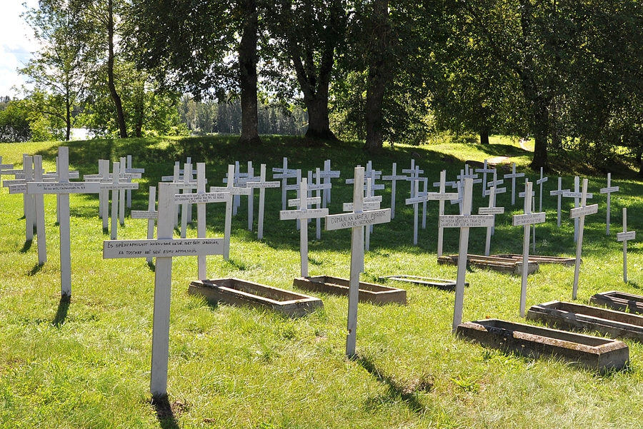 Simboliskas kapu kopiņas un krusti ar vēstījumiem no viņpasaules rosina aizdomāties par dzīves lielajiem jautājumiem. 
Autors: Žanna Zālīte