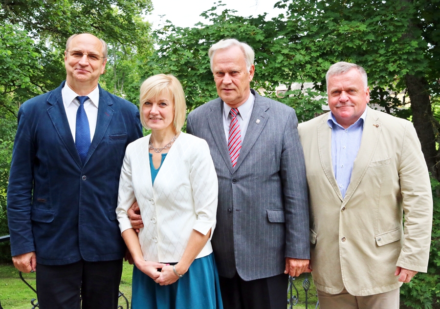 Zemgales plānošanas reģiona vadība. No kreisās ZPR Attīstības padomes priekšsēdētājs Leons Līdums, ZPR administrācijas vadītāja Santa Ozola, ZPR attīstības padomes priekšsēdētāja vietnieks Jānis Pelsis un ZPR izpilddirektors Valdis Veips.
Autors: no ZPR arhīva.