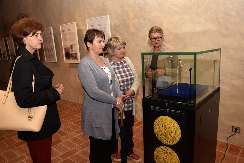 Bauskas pils muzeja speciāliste Taiga Skane (pirmā no labās) iepazīstina kolēģes no Lidas vēstures un mākslas muzeja Natāliju Voloņecu un Natāliju Hotjanoviču ar izstādi par Čehijas karali Kārli IV. Ar viņām kopā ir Bauskas novada administrācijas speciāliste Ilze Tijone. 
Autors: Ivars Bogdanovs