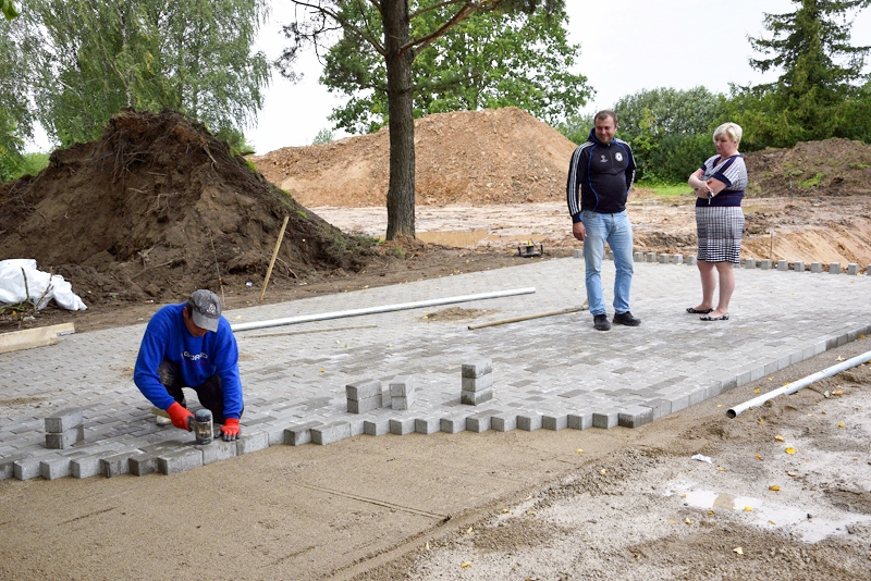 Līdzās dīķim tiek bruģēts laukums. To nepieciešamības gadījumā varēs izmantot ugunsdzēsēju auto. Savukārt Pamūšas speciālās internātpamatskolas direktore Aelita Naumane kopā ar SIA «Viona» darbu vadītāju Aramu Avetjanu vērtē paveikto.
Autors: Ivars Bogdanovs