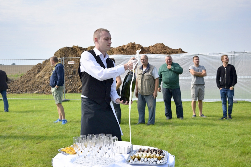 Kapsulas iemūrēšanas pasākumā tika tukšota īpaša dzirkstošā dzēriena pudele. Arnim Vējam to savulaik dāvāja mūsu izcilie skeletonisti Martins un Tomass Dukuri. 
Autors: Ivars Bogdanovs