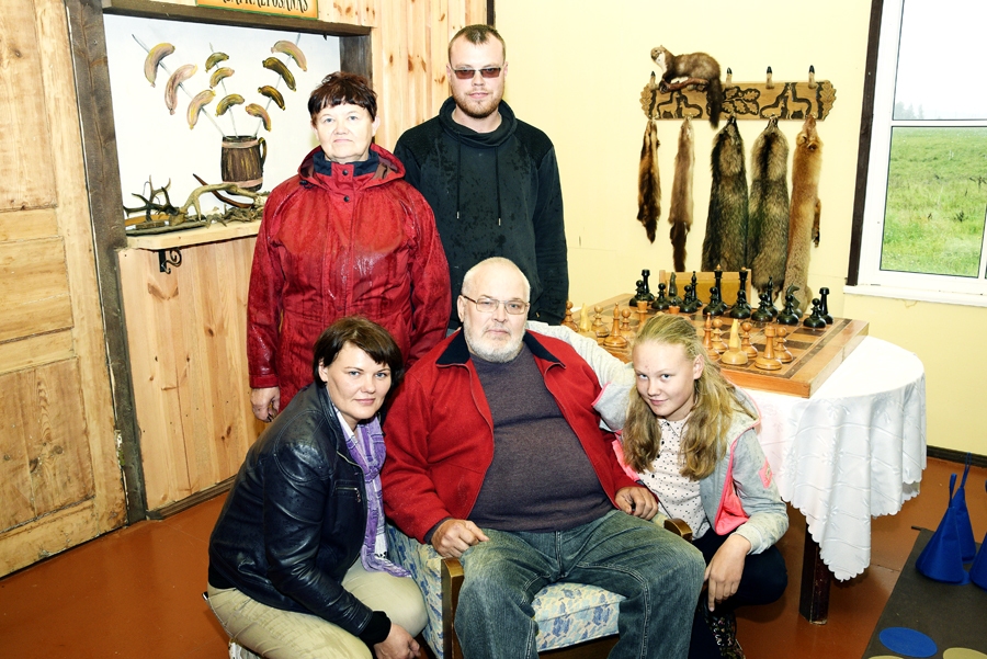 Ģimenes pulcēšanās vieta ir nesen iekārtotā lapene, kur omulīgi jūtas visi: Sanita Juškevica (no kreisās pirmajā rindā), Ilmārs Apse, Līga Juškevica, Dace Stankēviča (stāv no kreisās) un Juris Apse.
Autors: Ivars Bogdanovs