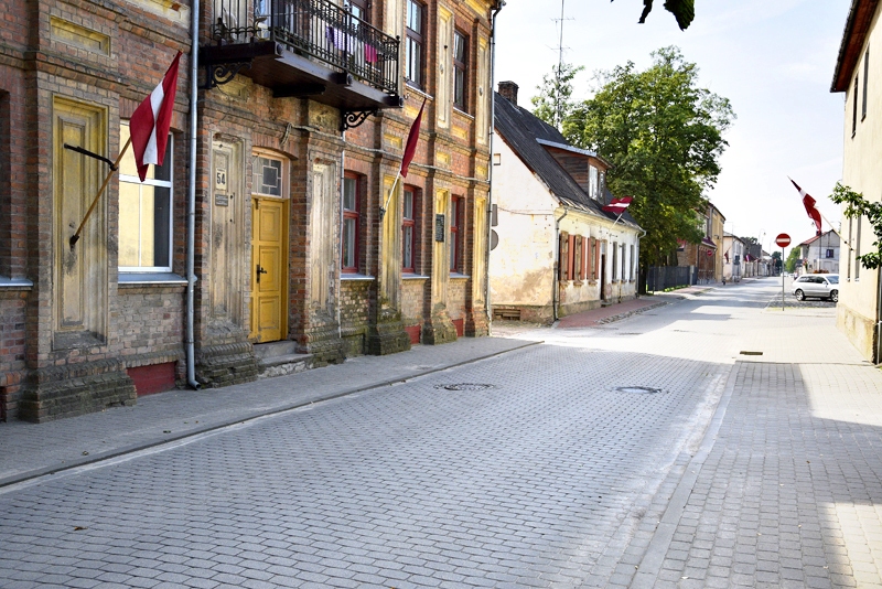 Bauskā 21. augustā, Latvijas valsts neatkarības atjaunošanas «de facto» 25. gadadienā, pie mājām bija izlikti karogi.
Autors: Ivars Bogdanovs