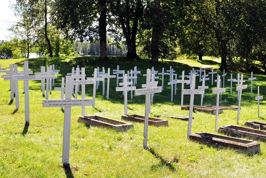 Simboliskas kapu kopiņas un krusti ar vēstījumiem no viņpasaules rosina aizdomāties par dzīves lielajiem jautājumiem. 
Autors: Žanna Zālīte