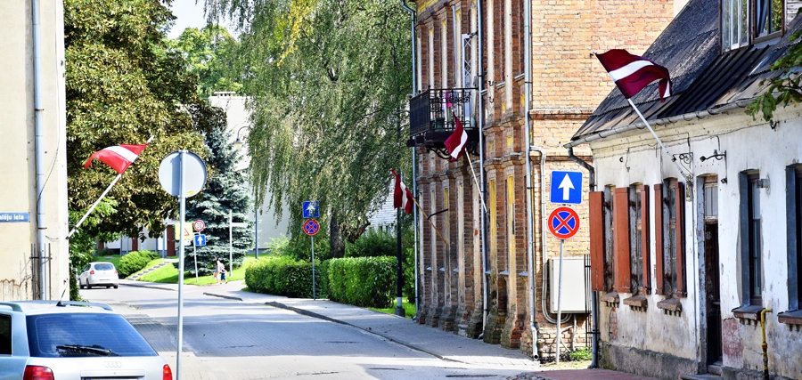 Bauskā 21. augustā, Latvijas valsts neatkarības atjaunošanas «de facto» 25. gadadienā, pie mājām bija izlikti karogi. 
Autors: Ivars Bogdanovs