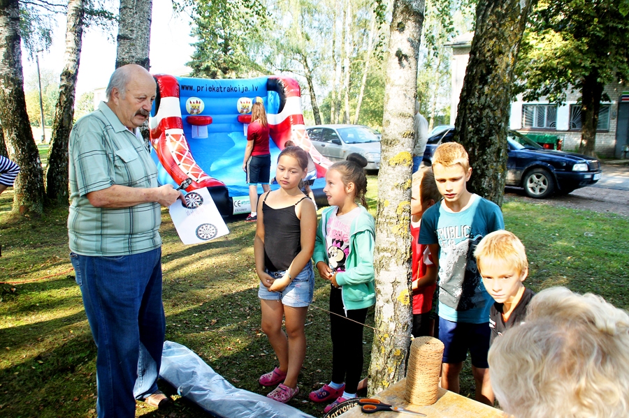 Sporta svētku jaunākajiem dalībniekiem interesanta šķita šautriņu mešana.
Autors: Uldis Varnevičs