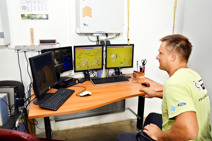 Ģirts Kapelis, SIA «Lielmežotne» bioenerģijas ražotnes operators, pie vadības pults.
Autors: Ivars Bogdanovs