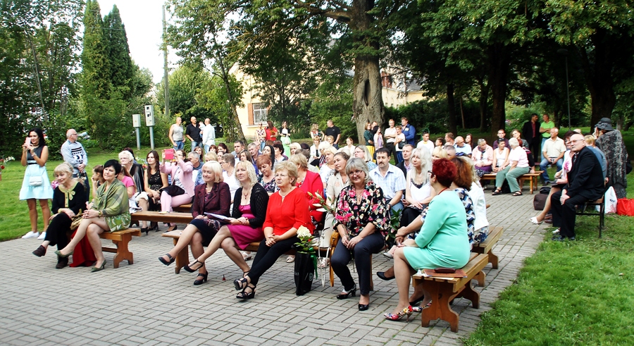 Mežotnes skolas 135 gadu jubileja vienkopus pulcēja izglītības iestādes absolventus un pedagogus.
Autors: Uldis Varnevičs