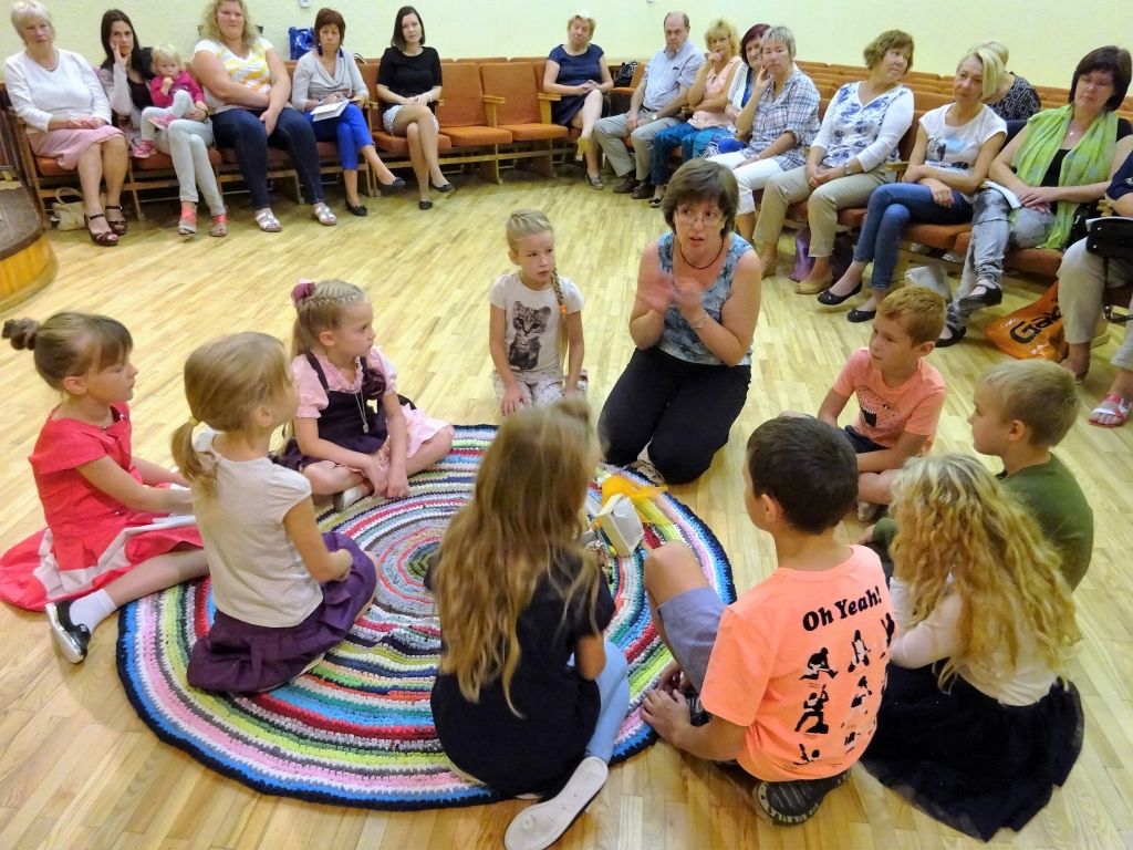 Ella Umbleja Mūzikas skolas rīkotā semināra atklātā nodarbībā strādā ar bērniem.
Autors: Inga Muižniece