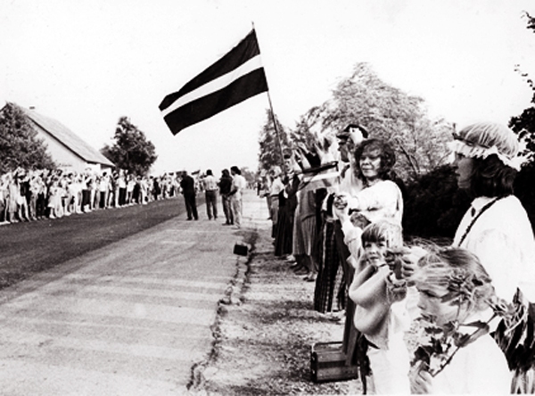 Ļaužu ķēde 1989. gada 23.augustā toreizējā Bauskas rajonā.
Autors: Guntis Šlosbergs