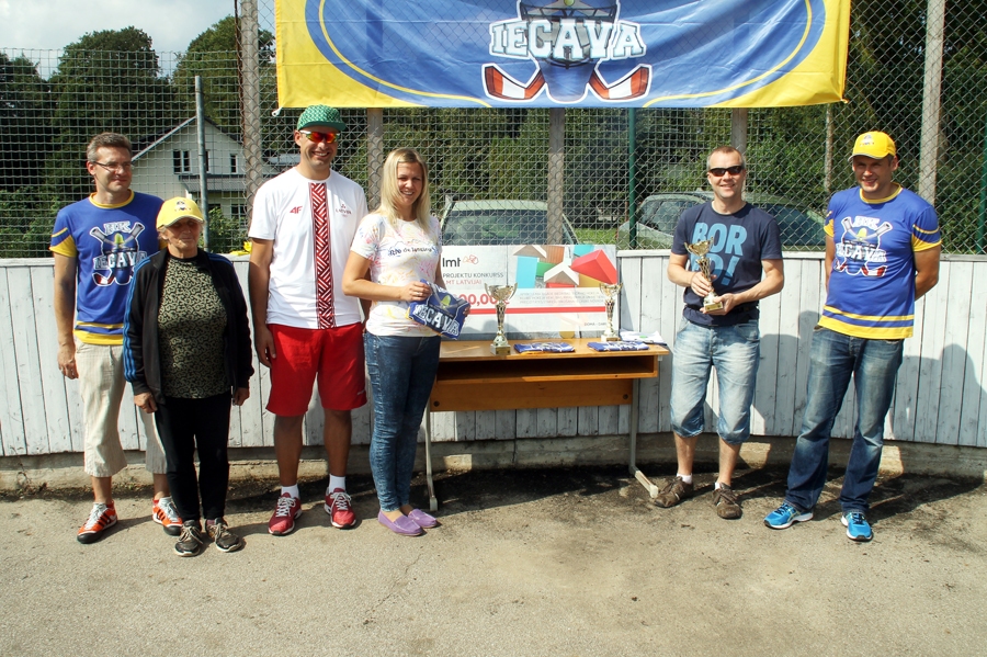 Jānis Pētersons (no kreisās) un Andris Štībelis (no labās) kopā ar daļu no apbalvotajiem. 
Autors: Uldis Varnevičs