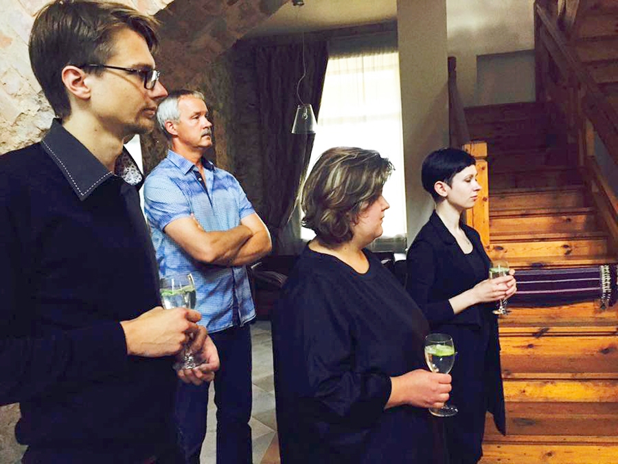 Ansis Rozentāls (priekšplānā no kreisās), Andris Deičmanis, mākslinieces Sandra Strēle un Alvīne Bautra.
Autors: Guntis Lēmanis