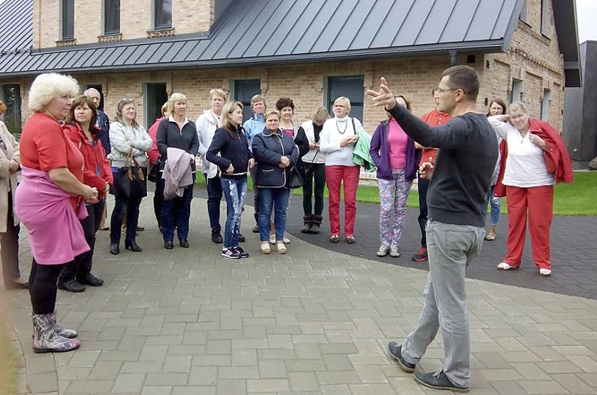 Bauskas novada viešņas sagaida restorāna «Zoltners» saimnieks Valters Bruss. 
Autors: no biedrības albuma