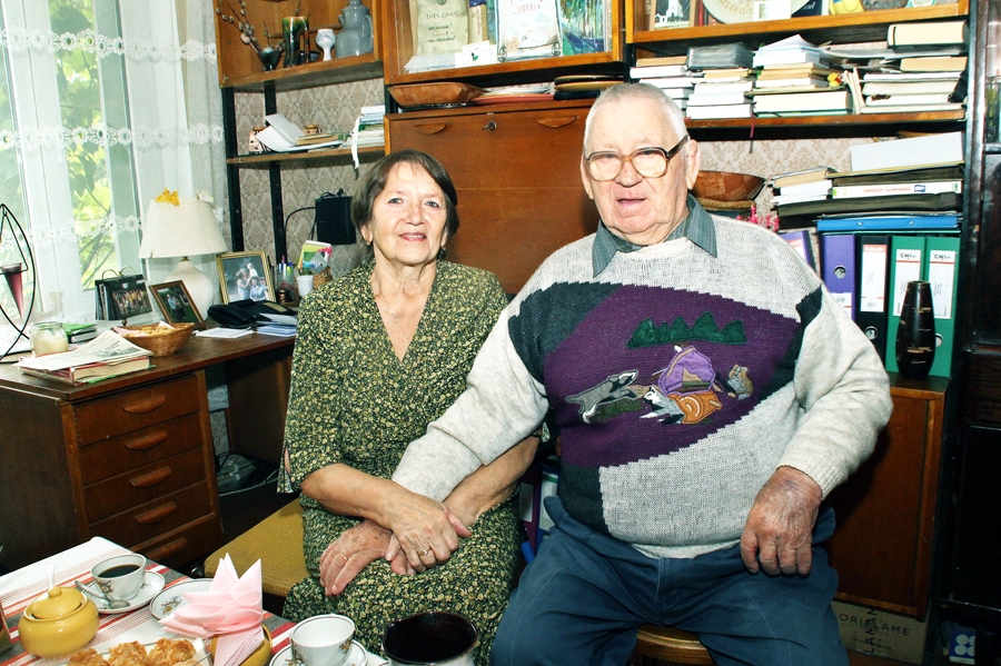 Maija un Viesturs Sutras kāzu 55 gadu jubilejas priekšvakarā Bārbeles «Sutrās».
Autors: Uldis Varnevičs