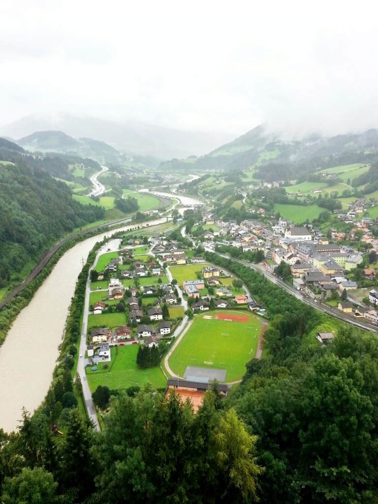 Kalnos valda dabas varenība, bet ielejās rit rosīga saimnieciskā dzīve.
Autors: no personiskā albuma