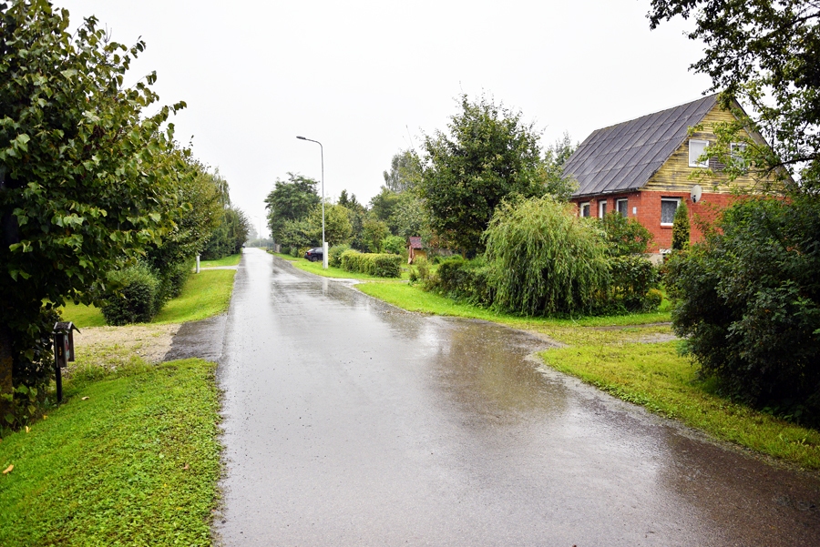 Dārza ielu Bērstelē var uzskatīt par tādu kā turīgo ļaužu rajonu. Privātmāju apkārtne sakopta, sētā redzamas dārzeņu un puķu dobes. 