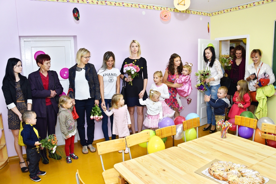 Codes pamatskolas bērnudārza grupiņas «Podziņas» svinīgajā atklāšanā mazuļi ieradušies kopā ar vecākiem. 
Autors: Ivars Bogdanovs