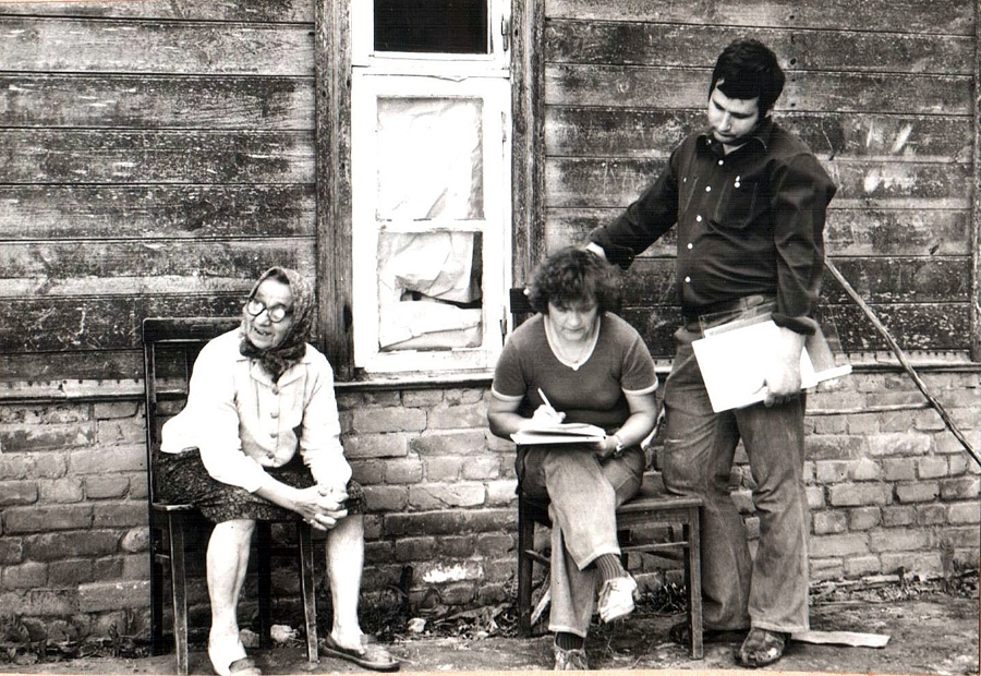 Bauskas muzeja darbinieki sarunājas ar saimnieci pie dzīvojamās ēkas «Ātomi». Svitenes ciems, 1981. gads.
Autors: no muzeja krājumiem.