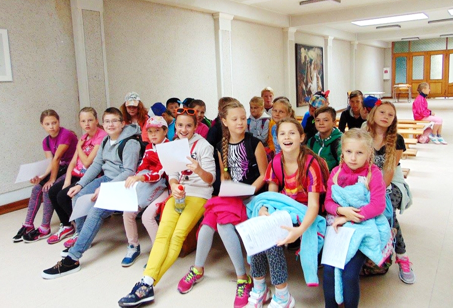 Nometnes ievadā bērni piedalījās iepazīšanās rotaļā, iegūstot draugus. 
Autors: no organizatoru albuma