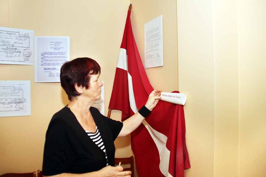 Brigita Krauze ar relikviju – valsts karogu, ko «Baltijas ceļā» līdzi ņēma bārbelieši.
Autors: Uldis Varnevičs