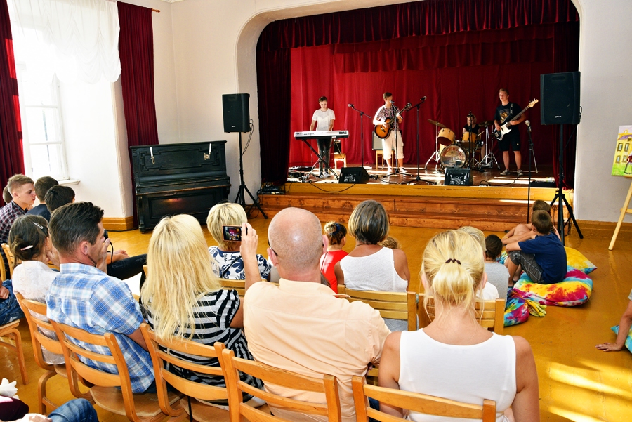 Sarīkojumā «Satiekamies mūzikā» Svitenes muižā muzicē rundāliešu grupa «Jumts». 
Autors: Ivars Bogdanovs