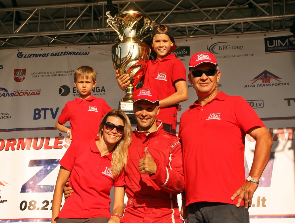 Slakteru ģimene priecājas par Uvja izcīnīto kausu. 
Autors: Uldis Varnevičs