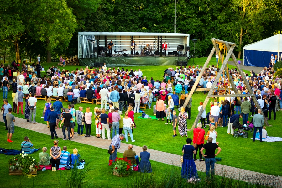 Gailīšu pagasta atpūtas centrā «Miķelis» pieredzējusī estrādes grupa pulcēja vairākus simtus klausītāju, kas baudīja jauko laiku un līksmi nostaļģisku mūziku.
Autors: Edgars Namiķis