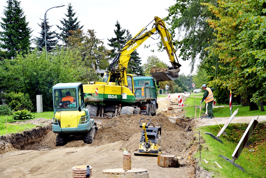 Miera ielā Bauskā sākušies remontdarbi. Celtnieki tos organizē tā, lai rītos un vakaros privātmāju iemītnieki var piekļūt saviem īpašumiem. 
Autors: Ivars Bogdanovs