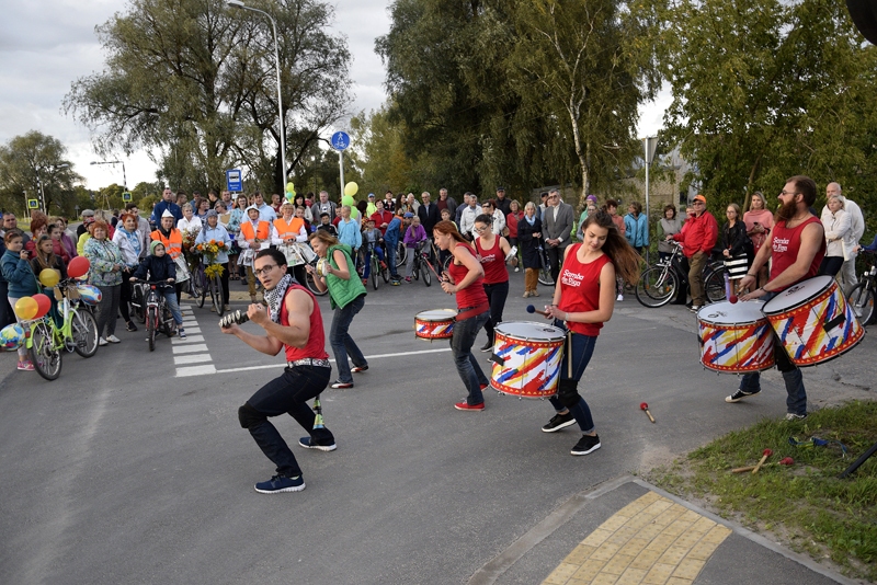 Perkusiju grupas «Samba de Riga» karstasinīgie ritmi dzestrajā vakarā sasildīja trotuāra atklāšanas svinību dalībniekus.
Autors: Ivars Bogdanovs