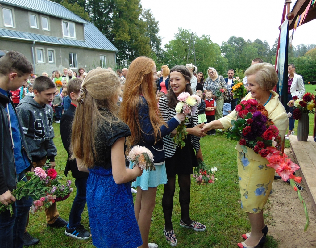 Skolēni ar ziediem sveic jauno direktori Liliju Bulu.
Autors: Vilnis Auzāns