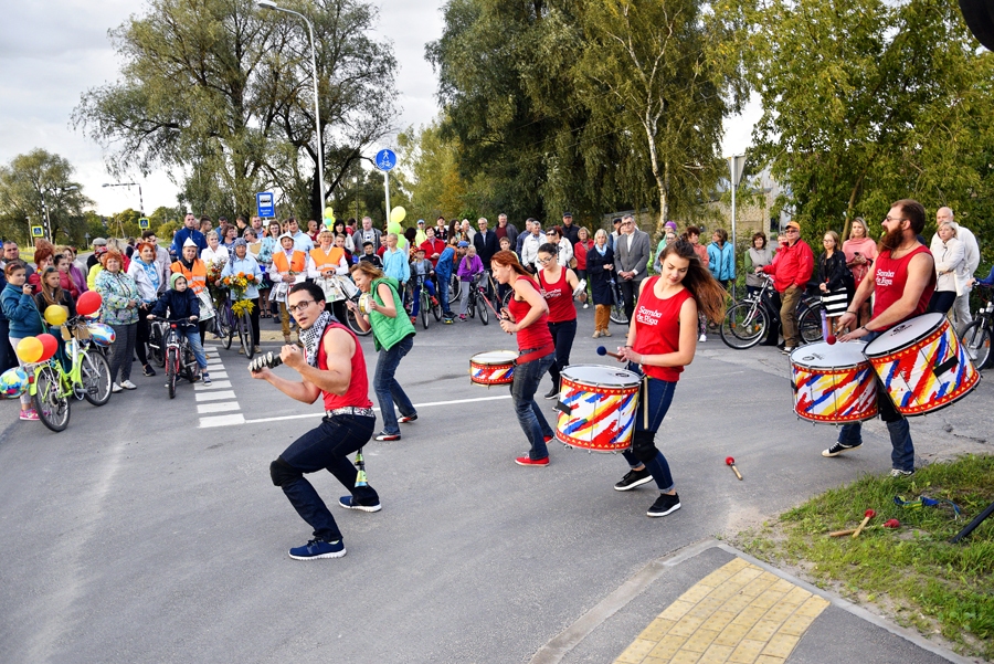 Perkusiju grupas «Samba de Riga» karstasinīgie ritmi dzestrajā vakarā sasildīja trotuāra atklāšanas svinību dalībniekus. 
Autors: Ivars Bogdanovs