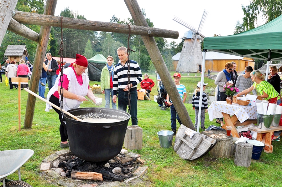 Svētkos Bārbeles pagasta «Ausekļu dzirnavās» allaž tiek vārīta putra. Šosestdien Pļaujas svētkos to vārīt aicināta Daira Jātniece.
Autors: no «Bauskas Dzīves» arhīva