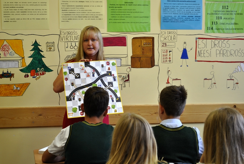 Solvita Lauzēja demonstrē projektā iegūtās spēles par drošības tēmu.
Autors: Antra Ērgle