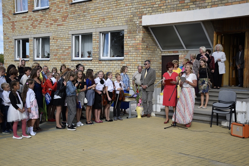 Bauskas mūzikas skolas direktore Anita Velmunska sveic sanākušos ar jaunā mācību gada sākšanos.
Autors: Ivars Bogdanovs
