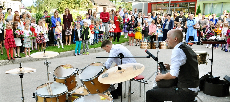 Vecumnieku mūzikas un mākslas skolā mācību gadu ievibrēja neparasts muzikālais priekšnesums, ko kopā ar saviem draugiem un domubiedriem bija sagatavojis sitaminstrumentu spēles skolotājs Normunds Everts.
Autors: Žanna Zālīte