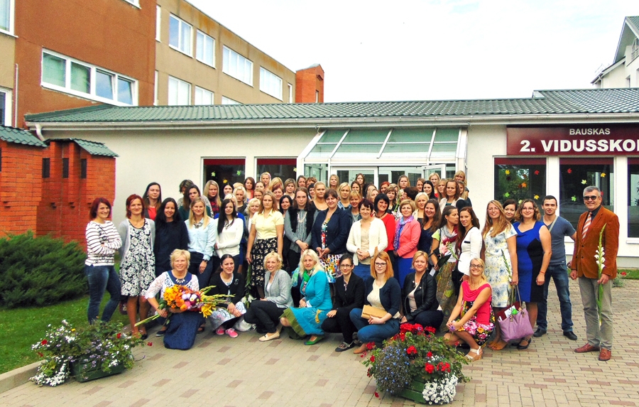 Rīgas Pedagoģijas un izglītības vadības akadēmijas Bauskas filiāles studentu kopbilde 3. septembrī – Gudrības ābola svētkos.