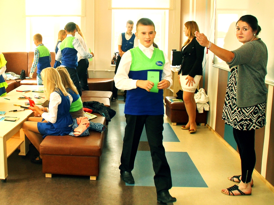 Stefānija Šmite (no labās) vadīs nodarbības Bērnu un jauniešu centra videostudijā. 
Autors: Uldis Varnevičs