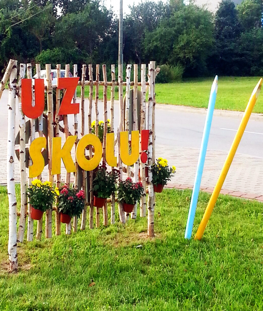 Dekori izvietoti pie ciema robežas, autoostas laukumā un ceļā uz skolām.
Autors: no personiskā albuma