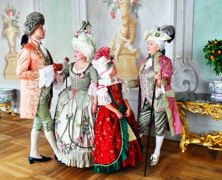 Rokoko tērpu versijas. 
Autors: EDUARDS KAPSA