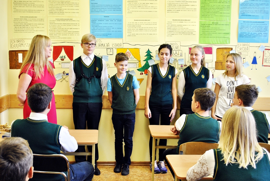 Skolotāju Solvitu Lauzēju izmantot oriģinālas metodes iedvesmojusi audzināmās klases komandas – Kristas Salietes, Adrianas Jonases, Ligijas Kampuses, Artūra Macpana, Kristera Rainera Burmasa – dalība drošībai veltītā konkursā.
Autors:  Antra Ērgle