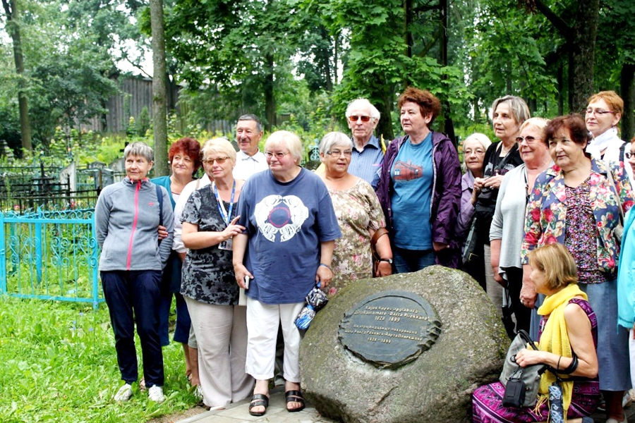 Kultūrvēstures liecību pētnieku pulkā Vitebskā bija Bauskas Valsts ģimnāzijas pedagoģe Vija Cerusa (otrā no kreisās). Brauciena programmu veidoja Janīna Kursīte (ceturtā no kreisās), Māra Vīksne, Māra Eņģele.
Autors: no ceļotāju albuma