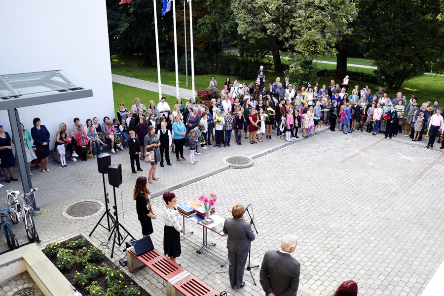 Skolas pagalmā mācību gada sākumu svinēja audzēkņi, vecāki un pedagogi.
Autors: Ivars Bogdanovs