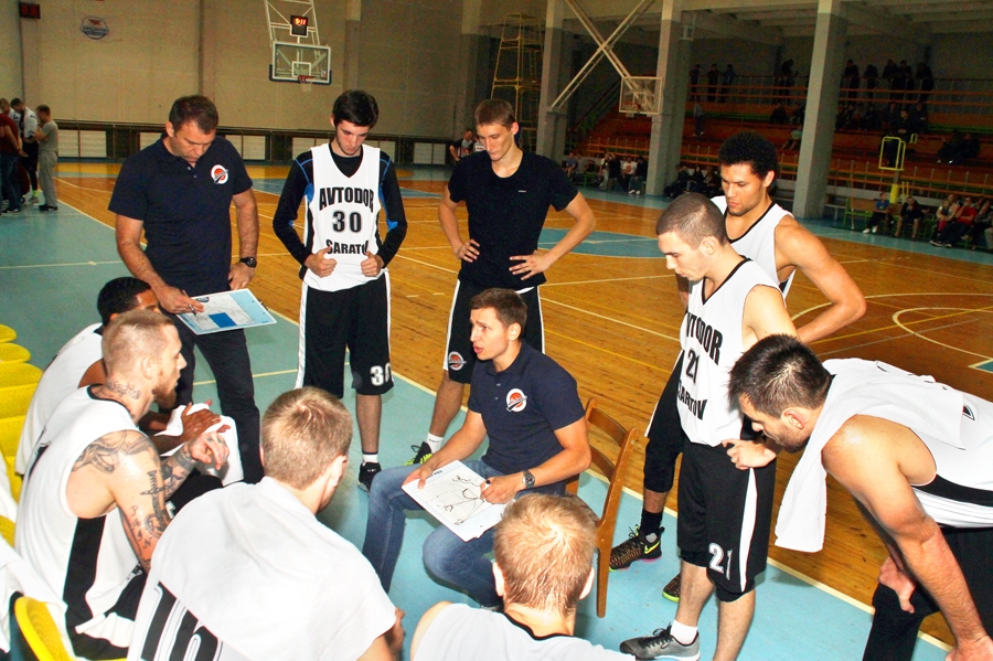 Nikolajs Mazurs (uz krēsla) šogad vada Saratovas «Avtodor» basketbola vienību. 
Autors: Uldis Varnevičs