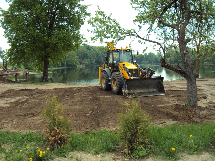 Peldvietas labiekārtošanā nācās izmantot arī smago tehniku.
Autors: no biedrības albuma